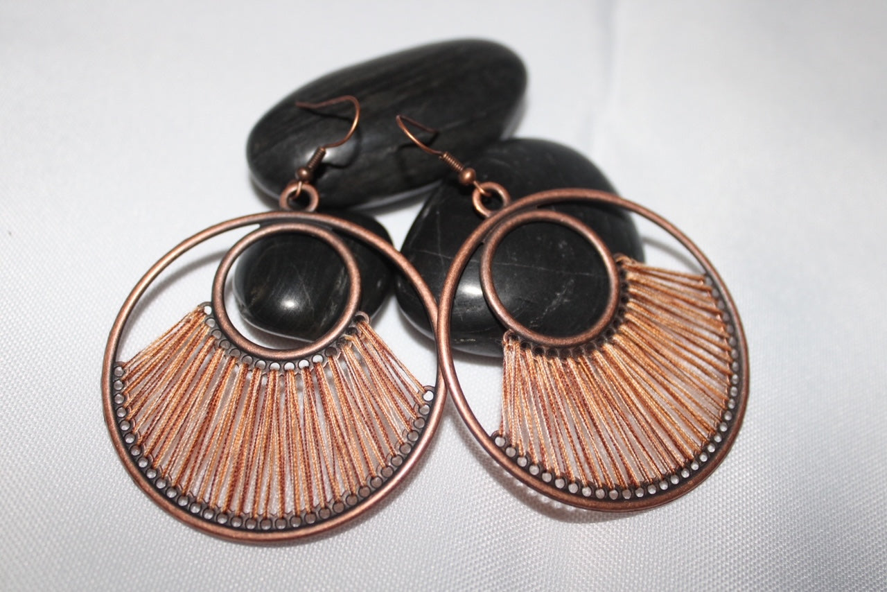Dangle round earrings